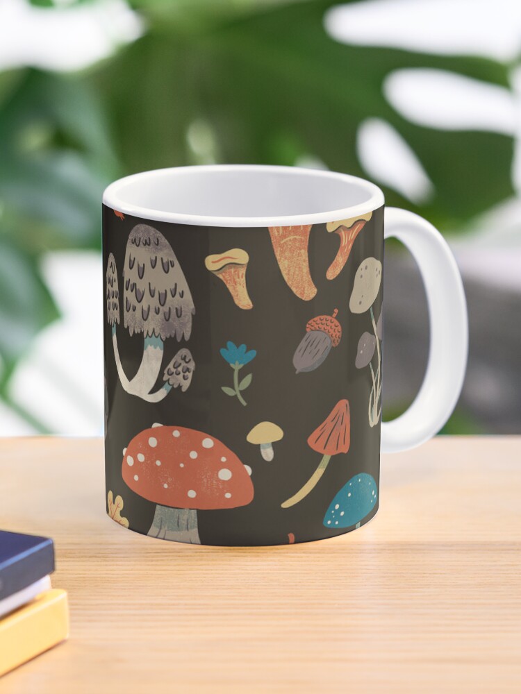 Thumbnail 1 von 6, Kaffeebecher, Wiederholtes Muster von Waldbodenpilzen designt und verkauft von CozyPtarmigan.