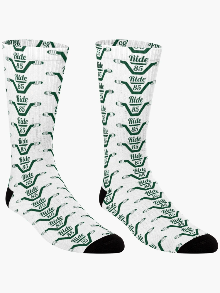 Aperçu 3 sur 5. Chaussettes avec l'œuvre Barres Ride85 - Vermont Racing Green créée et vendue par Ride85.