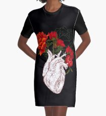 Zeichnen Menschliches Herz mit Blumen T-Shirt Kleid