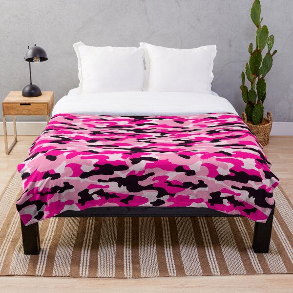 Artikelvorschau, NEON PINK Camo Woodland Arctic Style Pink Camo Texture – sich wiederholende gekachelte rosa Tarnung, digitales digitales Papier entworfen und verkauft von ChattanoogaTee.