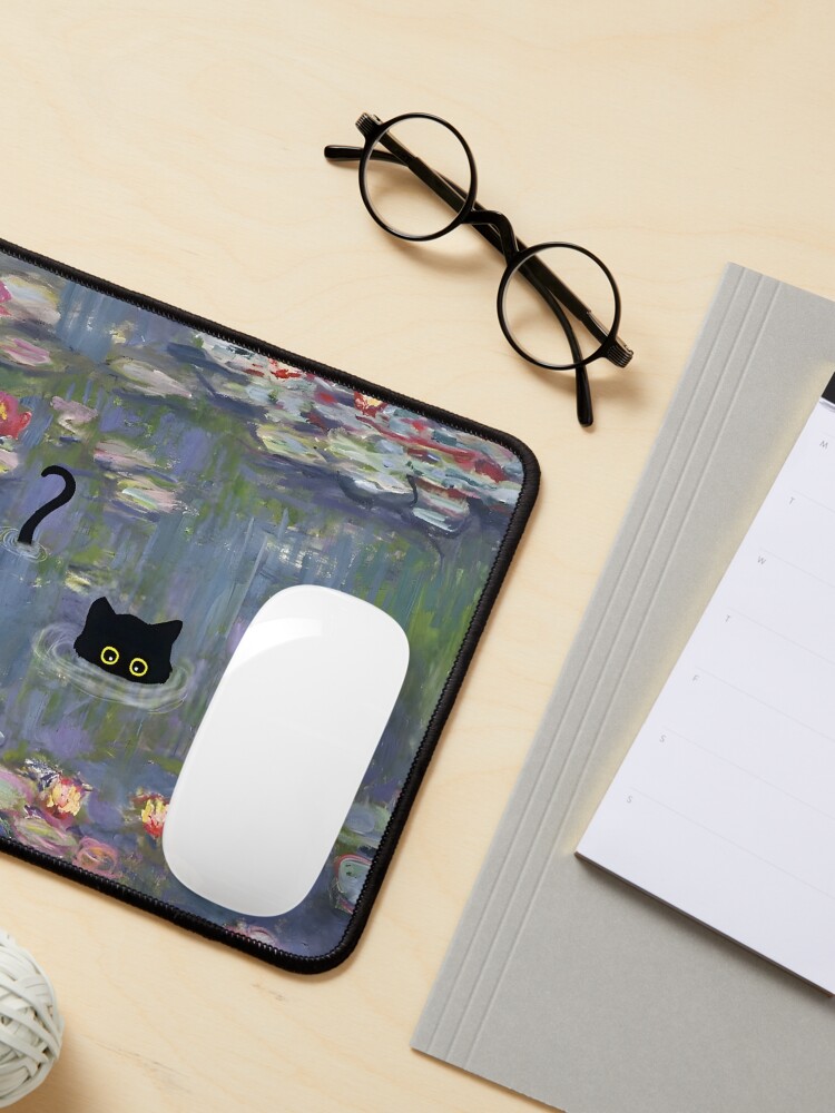Aperçu 3 sur 5. Tapis de souris avec l'œuvre Chat Monet Nénuphar créée et vendue par outdoorway.