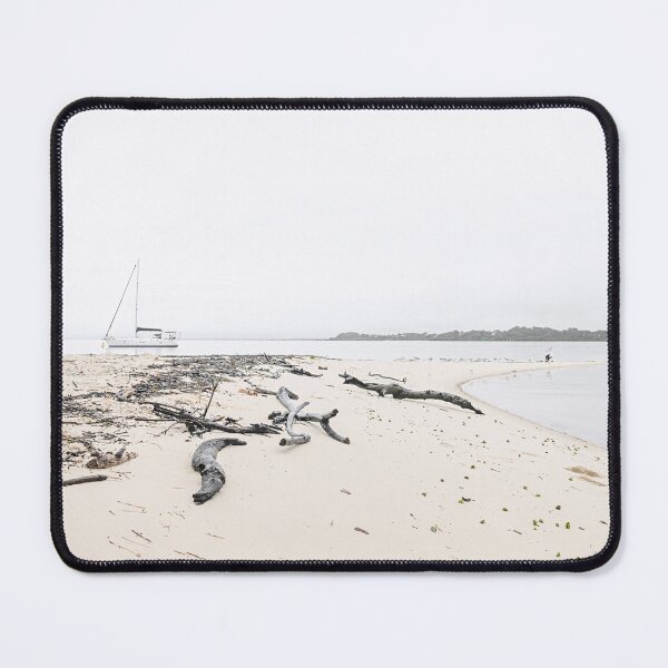 Artikelvorschau, Küstentreibholz, Segelboot und Pelikan, Bongaree Beach, Bribie Island entworfen und verkauft von Liza Clements Photographic.