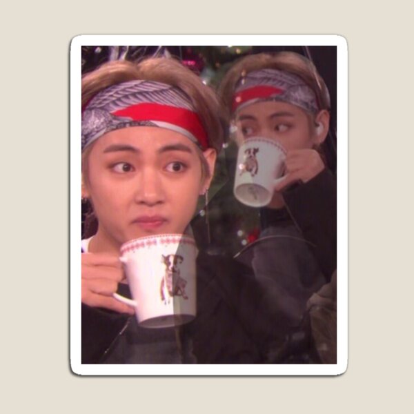Aperçu de l'œuvre Taehyung en sirotant un mème de thé créée et vendue par Brea's Art.
