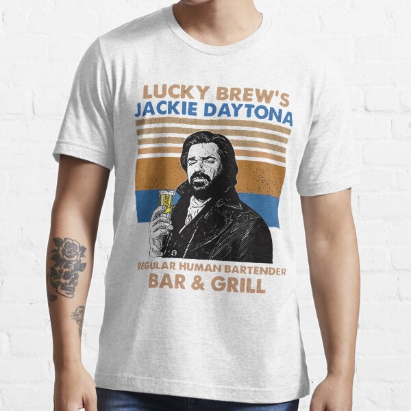 Aperçu de l'œuvre Ce que nous faisons dans l'ombre Lucky Brew's Jackie Daytona Vintage, chemise Lucky Brew's Bar and Grill, chemise de fan de ce que nous faisons dans l'ombre créée et vendue par LilianAppell86.