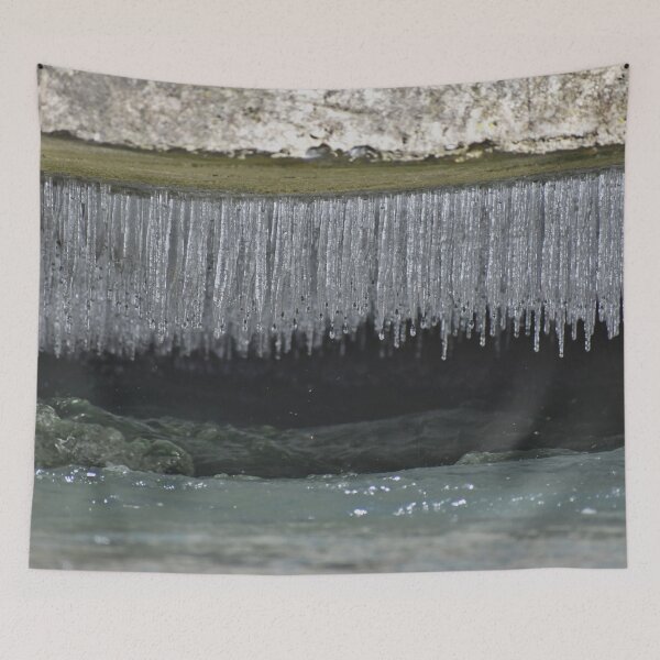 Aperçu de l'œuvre Stalactites de glace sur un pont créée et vendue par athousandwordss.