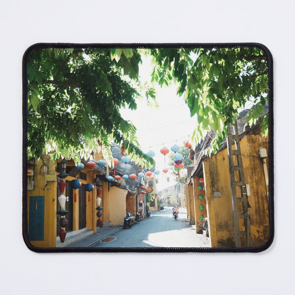Artikelvorschau, Eine Straße in der antiken Stadt Hoi An an einem frühen Sommermorgen. entworfen und verkauft von Hội An Photographer.