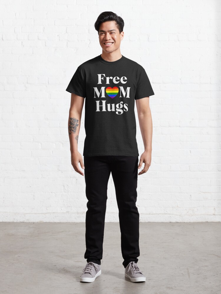 Disover Free Mom Hugs Rainbow Gay LGBTQIA LGBT Pride Free Mom Hugs Classic T-Shirt