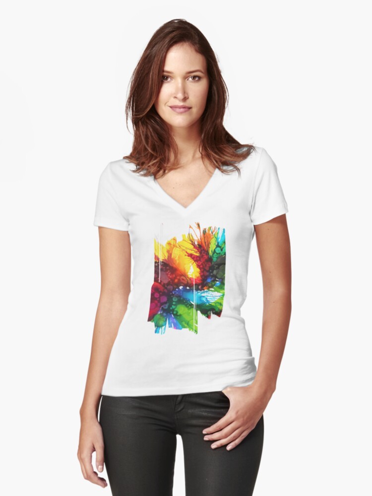 Aperçu 1 sur 3. T-shirt moulant col V avec l'œuvre Eclosion 45 créée et vendue par ElioraBousquet.