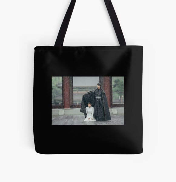 Lovers in the rain Tote Bag