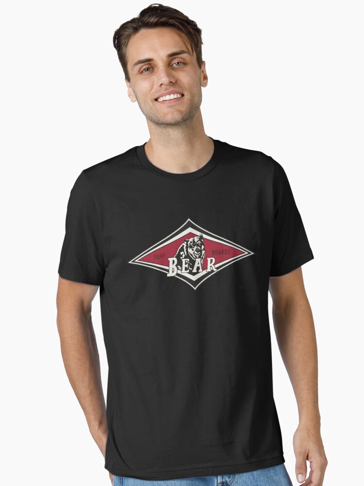 Aperçu 1 sur 7. T-shirt essentiel avec l'œuvre Vintage Surfing Bear Big Wednesday cult Surfboard surf logo diamant rétro créée et vendue par MichelleCul.