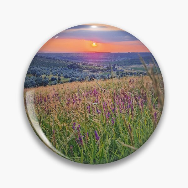 Artikelvorschau, Sommersonnenuntergang über dem grünen Tal entworfen und verkauft von psychoshadow.