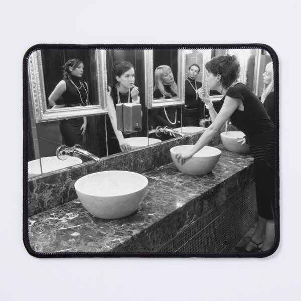 Artikelvorschau, Monochrome Frauen in einem Badezimmer entworfen und verkauft von StephenPower.