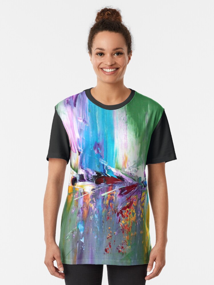 Aperçu 2 sur 5. T-shirt graphique avec l'œuvre L'instant suspendu 1 créée et vendue par ElioraBousquet.