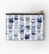 Schwedische Volkskatzen III // weißer Hintergrund blass und marineblaue Kätzchen und Schüsseln Studio Clutch