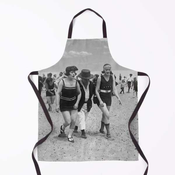 Aperçu de l'œuvre Femmes arrêtées pour avoir enfreint la loi sur la décence en maillot de bain c. 1923 créée et vendue par Daniel Hagerman.