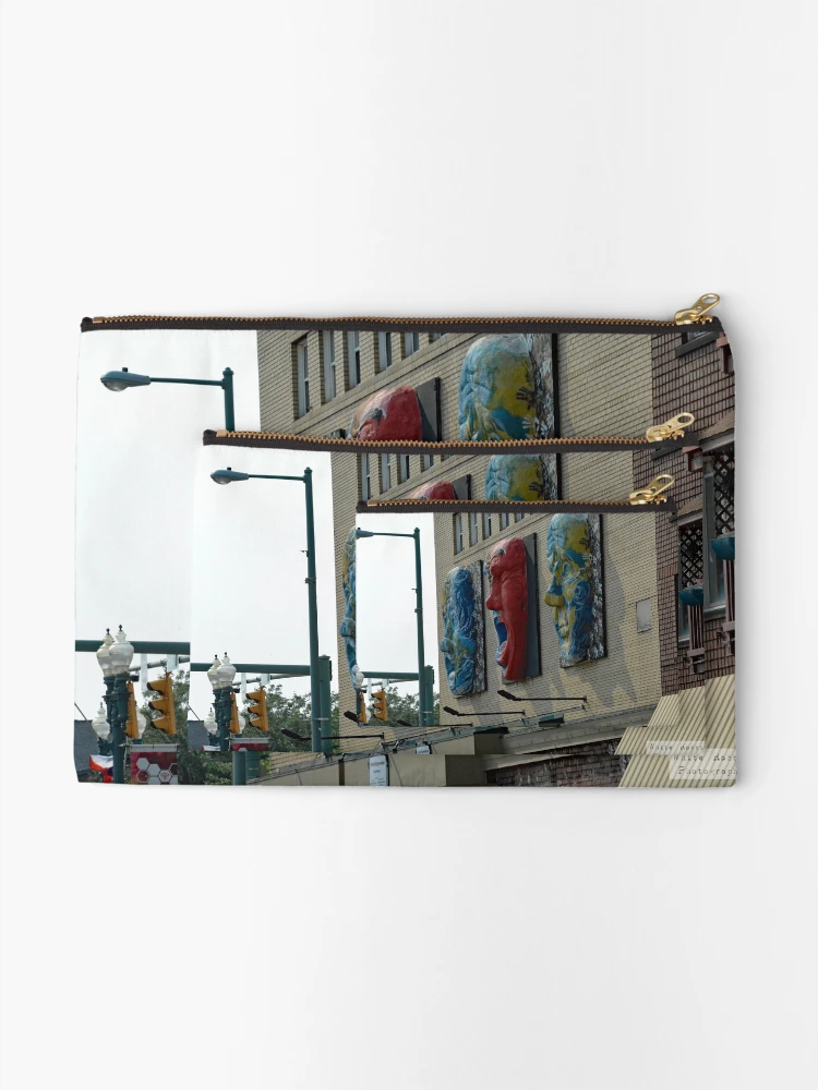 Aperçu 2 sur 4. Pochette avec l'œuvre Faces on the Wall créée et vendue par RabbitHole13.