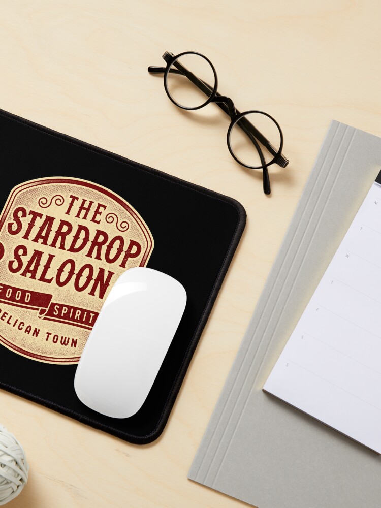Aperçu 3 sur 5. Tapis de souris avec l'œuvre Le blason du Stardrop Saloon créée et vendue par Lagelantee.