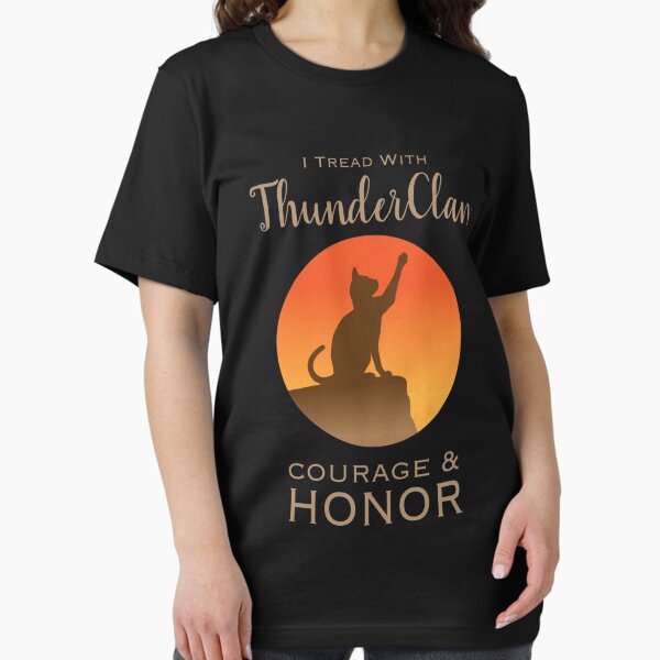 Vista previa del artículo con la obra «Orgullo del Clan del Trueno Camiseta entallada de cuello ancho», diseñado y vendido por Georgseau.