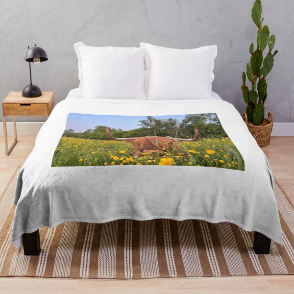 Artikelvorschau, Scottish Highland Cattle Cow middle of flowers 4467 entworfen und verkauft von SaarelaHighland.