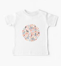 Camiseta para bebés Bosque de hadas con mapaches y liebres, abetos plateados, flores y hierbas.