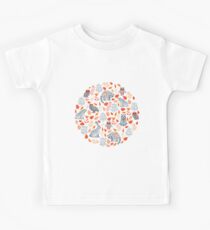 Märchenwald mit Waschbären und Hasen, Weißtannen, Blumen und Kräutern. Kinder T-Shirt