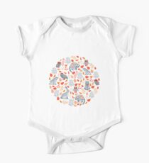 Märchenwald mit Waschbären und Hasen, Weißtannen, Blumen und Kräutern. Baby Body Kurzarm