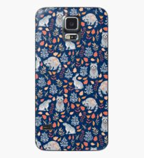Märchenwald mit Waschbären und Hasen, Weißtannen, Blumen und Kräutern. Hülle & Klebefolie für Samsung Galaxy