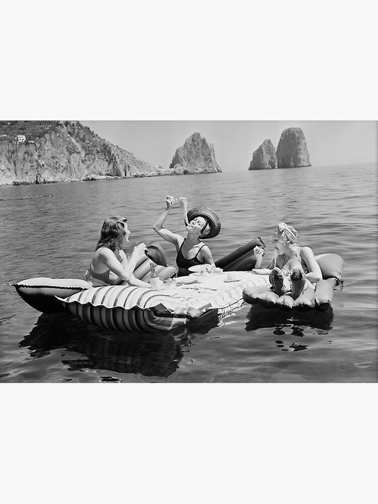 Aperçu 7 sur 7. Impression encadrée avec l'œuvre Femmes mangeant des pâtes sur le lac créée et vendue par eishergarnet.