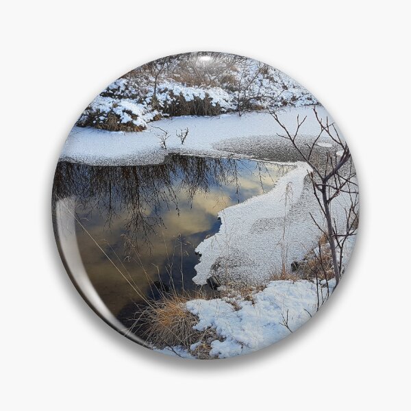 Artikelvorschau, Wunderschöne stille Gewässer im verschneiten Island entworfen und verkauft von Fionatravels.