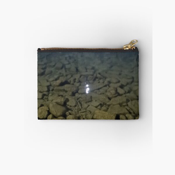 Aperçu de l'œuvre Rockin River Lune 2021 T créée et vendue par WiseFlyDesign.