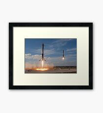 SpaceX Falcon Heavy Booster Landung (8K Auflösung) Gerahmtes Wandbild