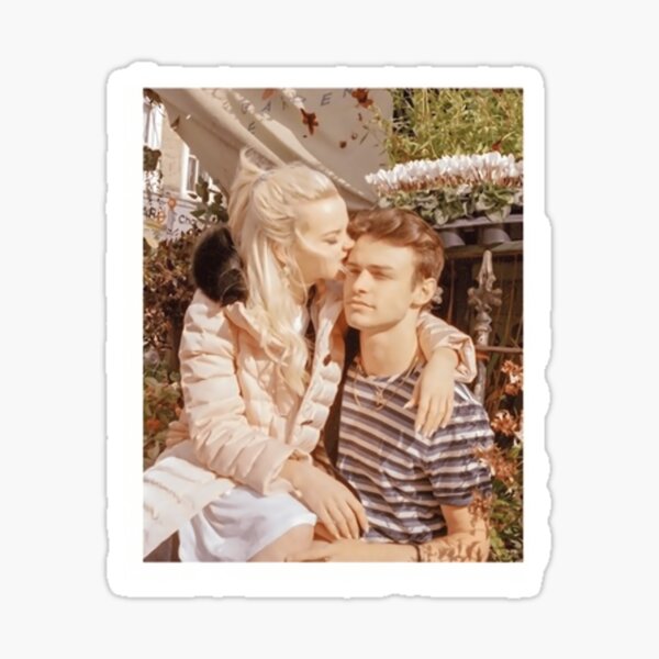 Vista previa del artículo con la obra «Vinilo o funda para iPhone Paloma Cameron y Thomas Doherty», diseñado y vendido por zzwdjqxcob63.