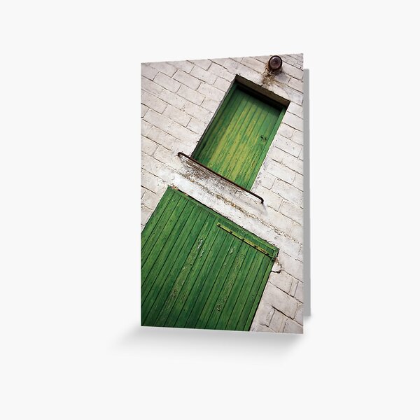 Vista previa del artículo con la obra «www.lizgarnett.com ... Persianas verdes, Tournehem, Hauts de France, Francia», diseñado y vendido por Liz Garnett Travel Photographer.