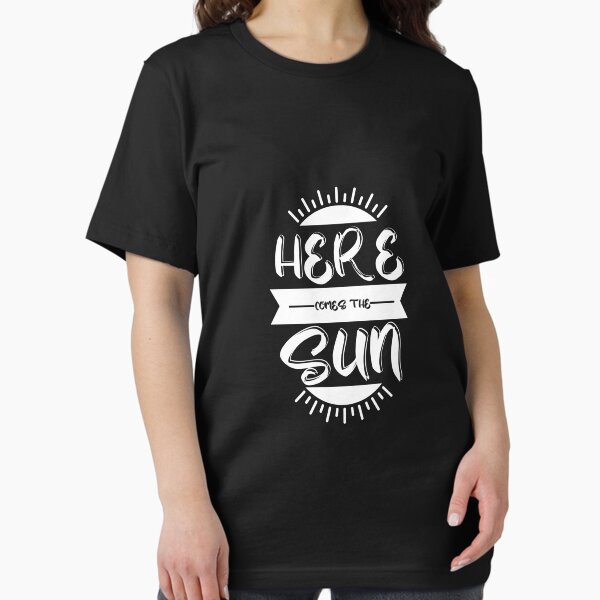 Aperçu de l'œuvre Voici la chemise du soleil, chemise d'été rétro, tee-shirt d'été rétro, chemise de vacances d'été, chemise de plage, chemise de vacances à la plage créée et vendue par Hnkiyo.
