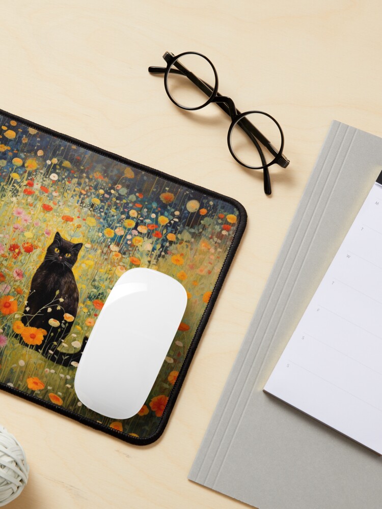 Aperçu 3 sur 5. Tapis de souris avec l'œuvre Chat de jardin de style Gustav Klimt créée et vendue par izzy2wonderland.