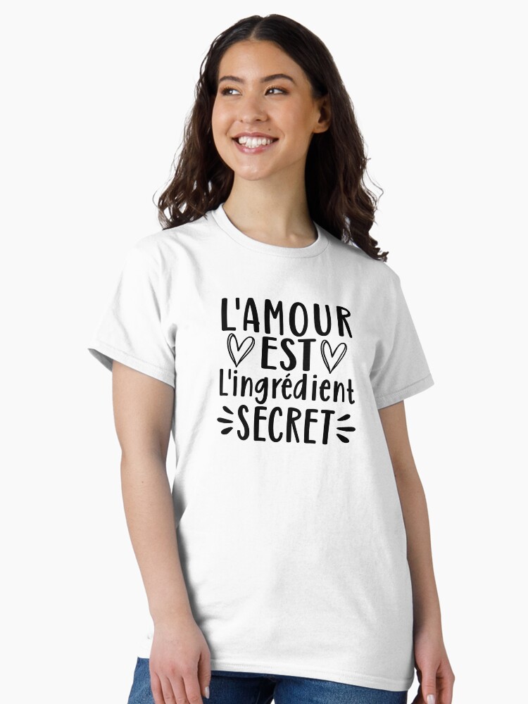 Aperçu 2 sur 7. T-shirt classique avec l'œuvre L'amour est l'ingrédient secret créée et vendue par enFRANCAISsvp.