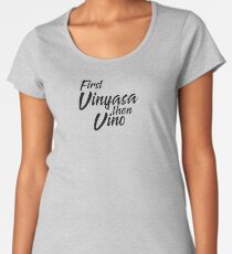 Zuerst Vinyasa, dann Vino Premium Rundhals-Shirt