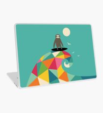 Surft auf Laptop Skin