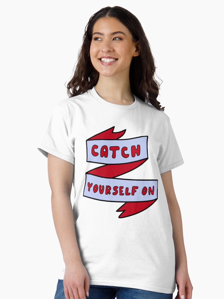 Imagen 2 de 7, Camiseta clásica con la obra las chicas derry se atrapan, diseñada y vendida por cottrell-ceola.