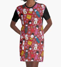 Rich Red Kokeshi Puppen T-Shirt Kleid