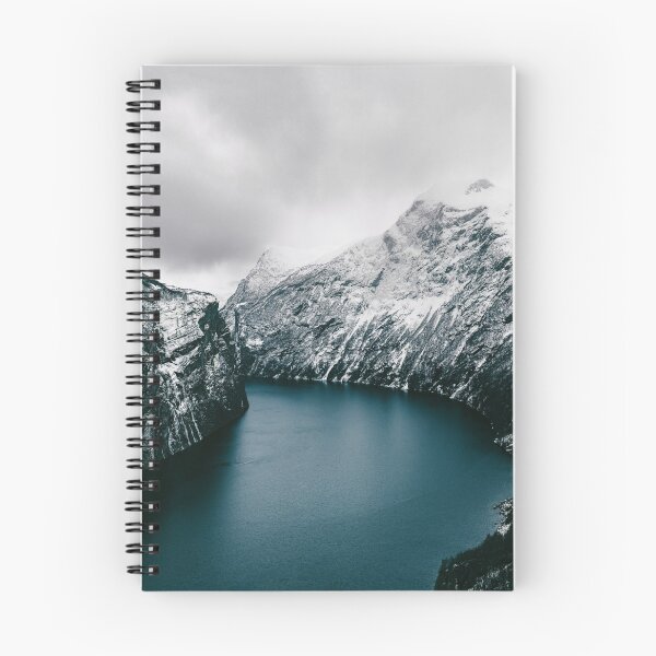 Aperçu de l'œuvre Fjord de Geiranger en Norvège le jour de l'hiver de Moody créée et vendue par visualspectrum.