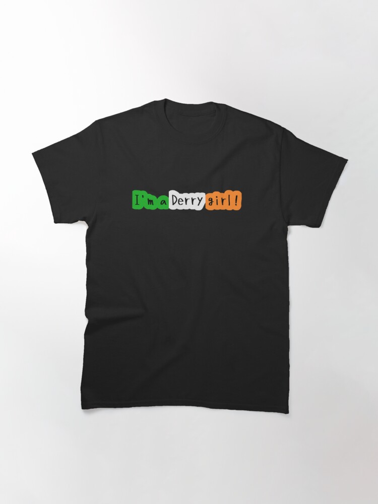 Imagen 3 de 7, Camiseta clásica con la obra Derry chicas irlandesas, diseñada y vendida por hawthor-nekandi.