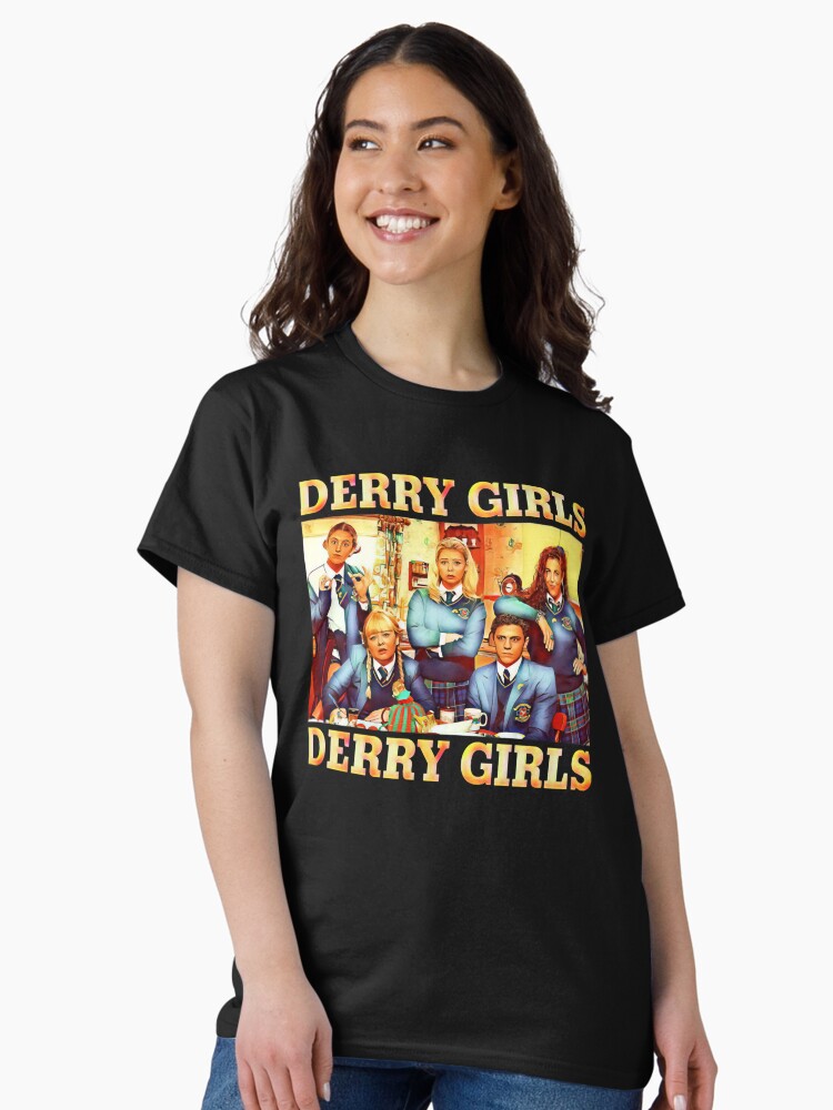 Imagen 2 de 7, Camiseta clásica con la obra Mis personas favoritas Im A Derry Girl Regalos gráficos divertidos, diseñada y vendida por gerber-jayes.
