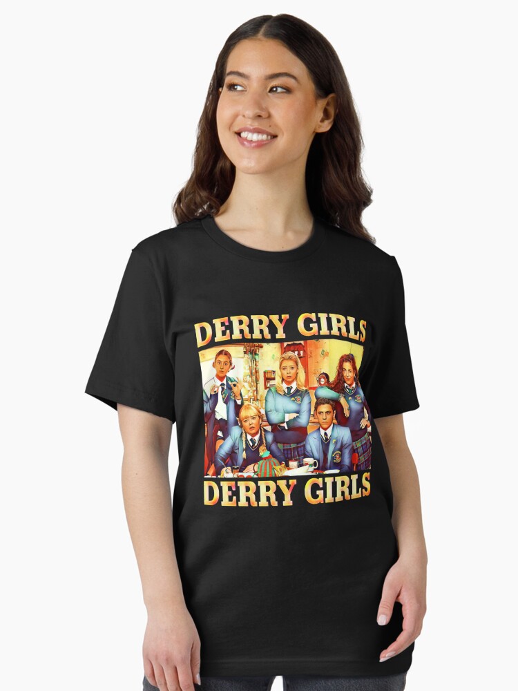 Imagen 2 de 7, Camiseta esencial con la obra Mis personas favoritas Im A Derry Girl Regalos gráficos divertidos, diseñada y vendida por gerber-jayes.