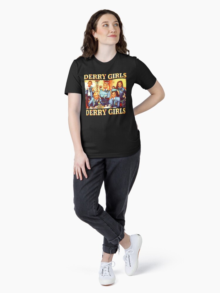 Imagen 4 de 7, Camiseta esencial con la obra Mis personas favoritas Im A Derry Girl Regalos gráficos divertidos, diseñada y vendida por gerber-jayes.