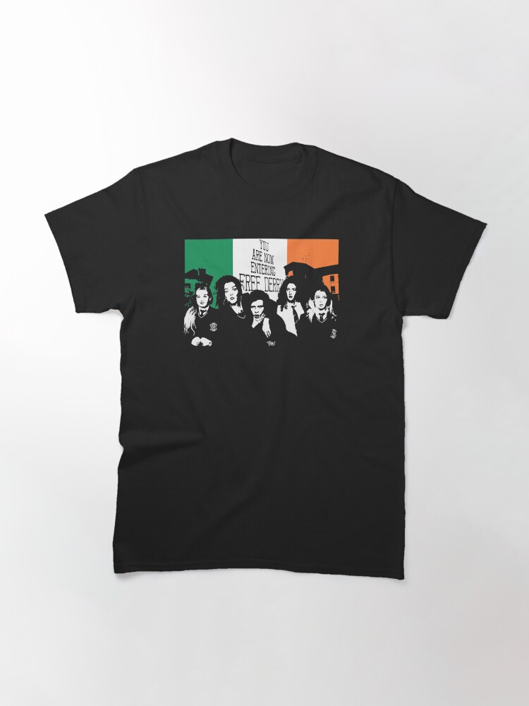 Imagen 3 de 7, Camiseta clásica con la obra Retro Vintage Hermosa modelo Derry Girls Music Vintage Retro, diseñada y vendida por gerber-jayes.