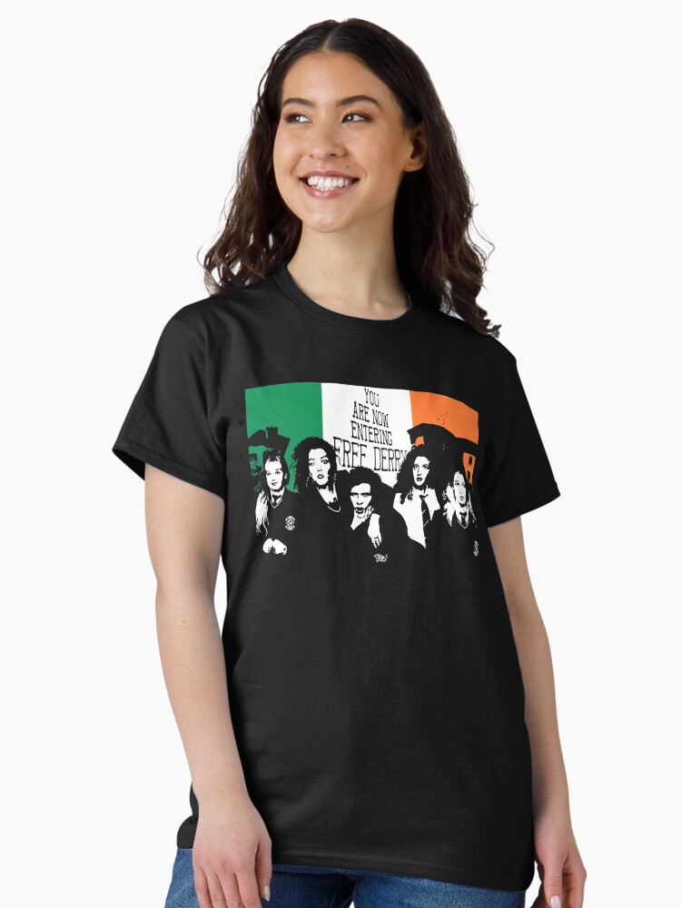 Imagen 2 de 7, Camiseta clásica con la obra Retro Vintage Hermosa modelo Derry Girls Music Vintage Retro, diseñada y vendida por gerber-jayes.