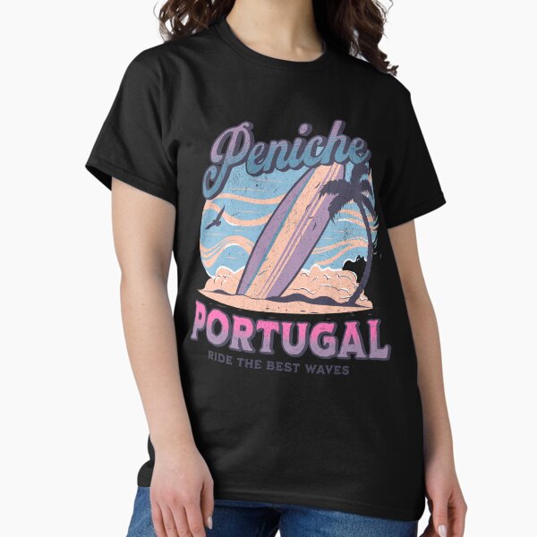 Aperçu de l'œuvre Peniche, Portugal - Surfez sur les meilleures vagues - T-shirt essentiel créée et vendue par PatriciaReyes.