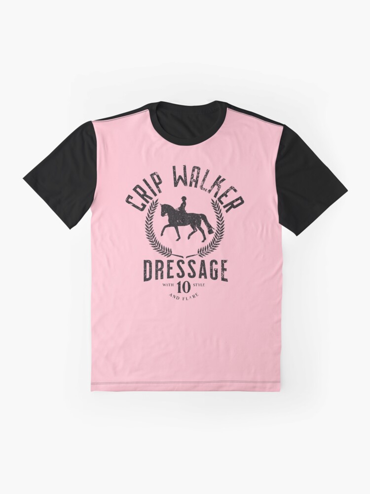 Aperçu 4 sur 5. T-shirt graphique avec l'œuvre Cheval de dressage créée et vendue par LeosCloset.