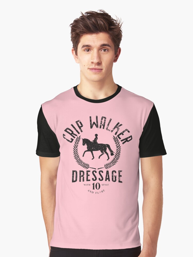 Aperçu 1 sur 5. T-shirt graphique avec l'œuvre Cheval de dressage créée et vendue par LeosCloset.